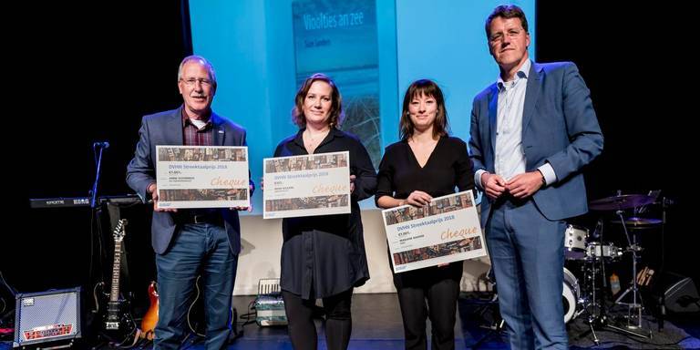 Winnaars DvhN Streektaalprijs 2018 met vlnr Anne Doornbos, Irene Wilkens en Marlene Bakker en juryvoorzitter Eric van Oosterhout. Foto: Geert Job Sevink/DvhN