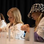 Start Oktober Kindermaand: Burgemeesters lezen voor uit Gronings prentenboek Dansmoes