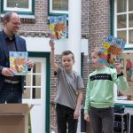 Basisschool De Regenboog in Bedum viert streektaal met uitreiking Wiesneus